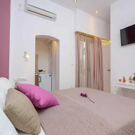 Panormos And מלון