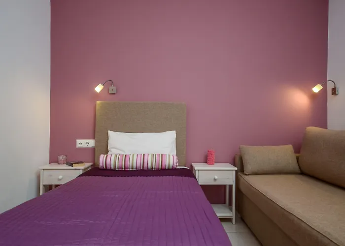 酒店 Panormos And *