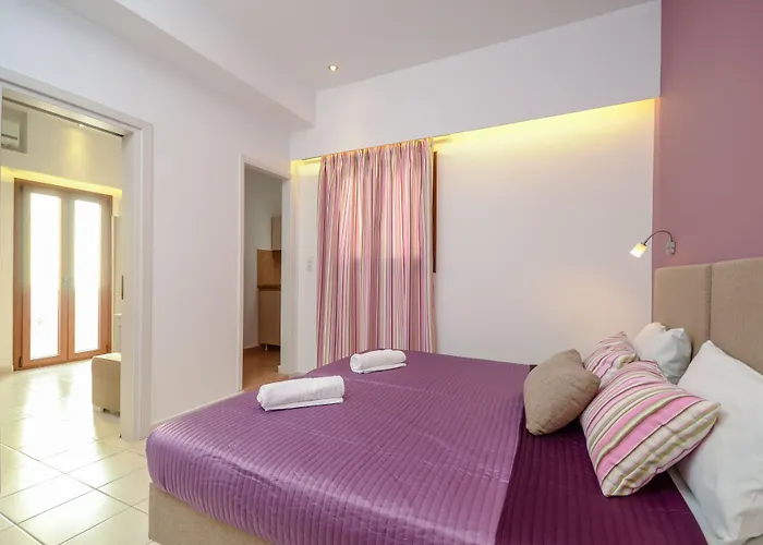 酒店 Panormos And *