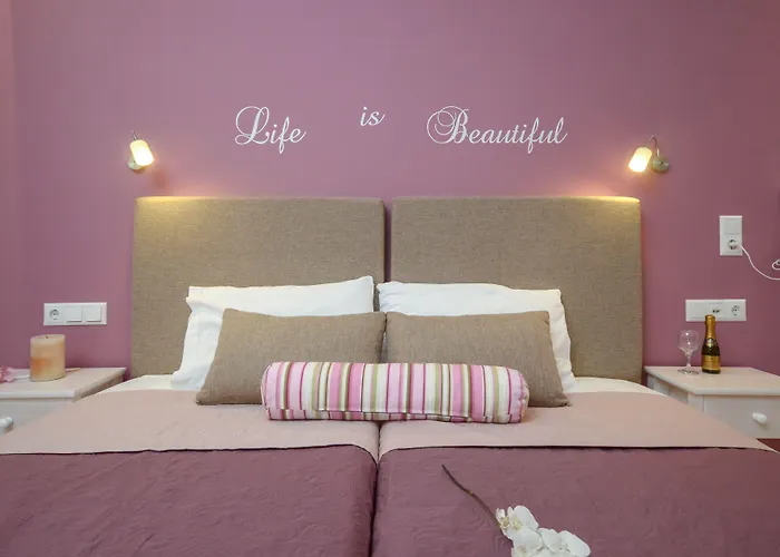 酒店 Panormos And *